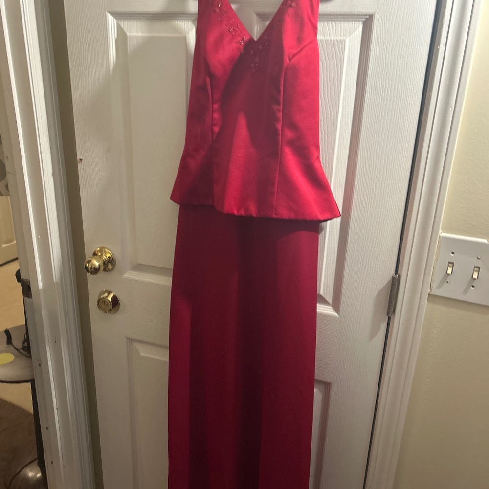 82)  red David’s bridal V cut halter neck formal dress size 4